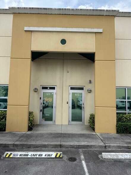 10388 State Road 84, Davie, FL à louer - Photo de l’immeuble – Image 3 sur 18