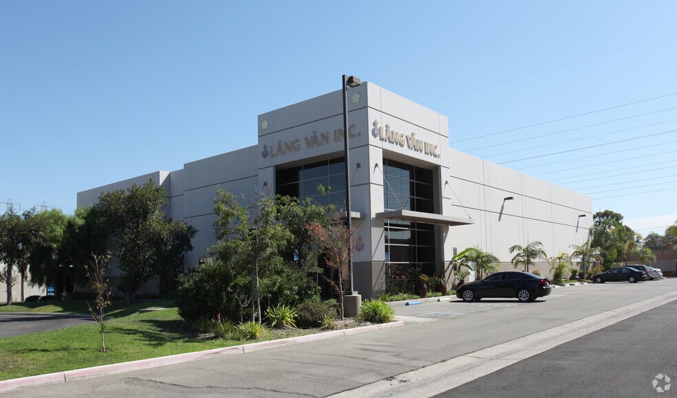 15170 Goldenwest Cir, Westminster, CA à louer - Photo de l’immeuble – Image 3 sur 6