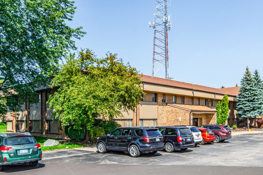 913 W Holmes Rd, Lansing, MI à louer - Photo de l’immeuble – Image 2 sur 12