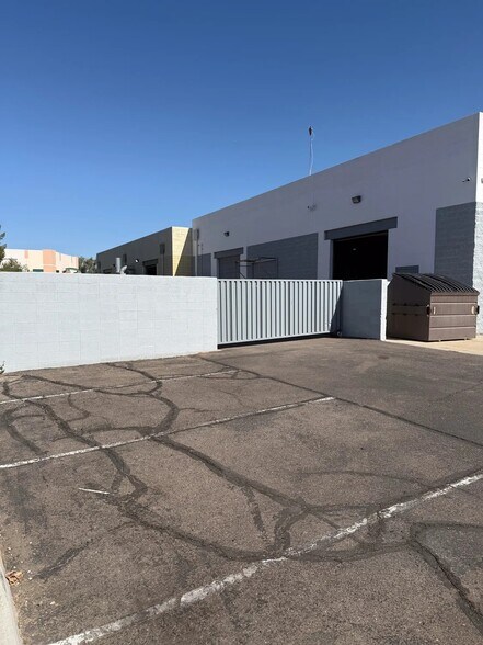 1325 W Harwell Rd, Gilbert, AZ à louer - Photo de l’immeuble – Image 3 sur 5