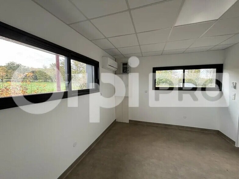 Local d’activités dans Nassigny à louer - Photo de l’immeuble – Image 2 sur 8