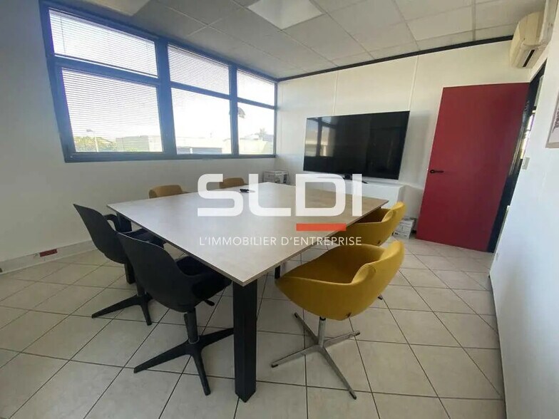 Bureau dans Bron à louer - Photo de l’immeuble – Image 3 sur 9