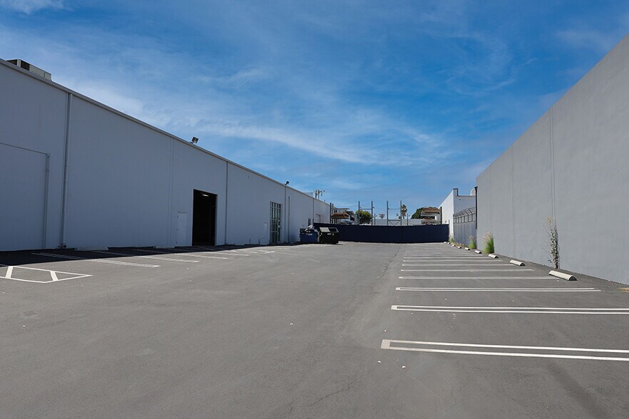 12723 Wentworth St, Pacoima, CA à louer - Photo de l’immeuble – Image 3 sur 9