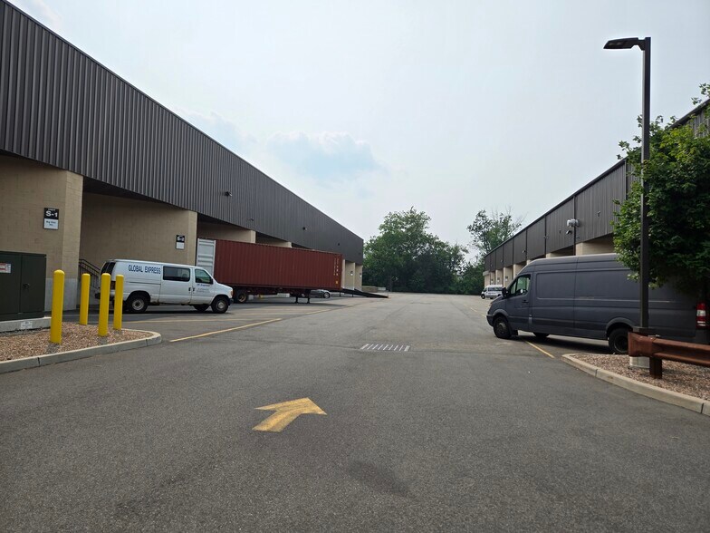 145 Industrial Ave, Little Ferry, NJ à louer - Photo de l’immeuble – Image 2 sur 2