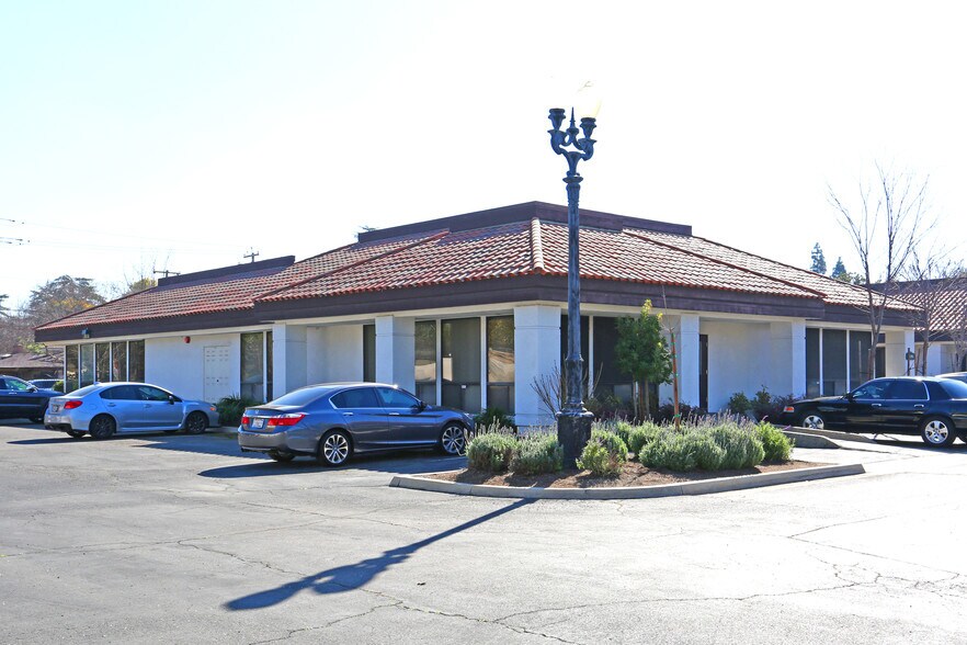 5090 N Fruit Ave, Fresno, CA à louer - Photo de l’immeuble – Image 2 sur 5
