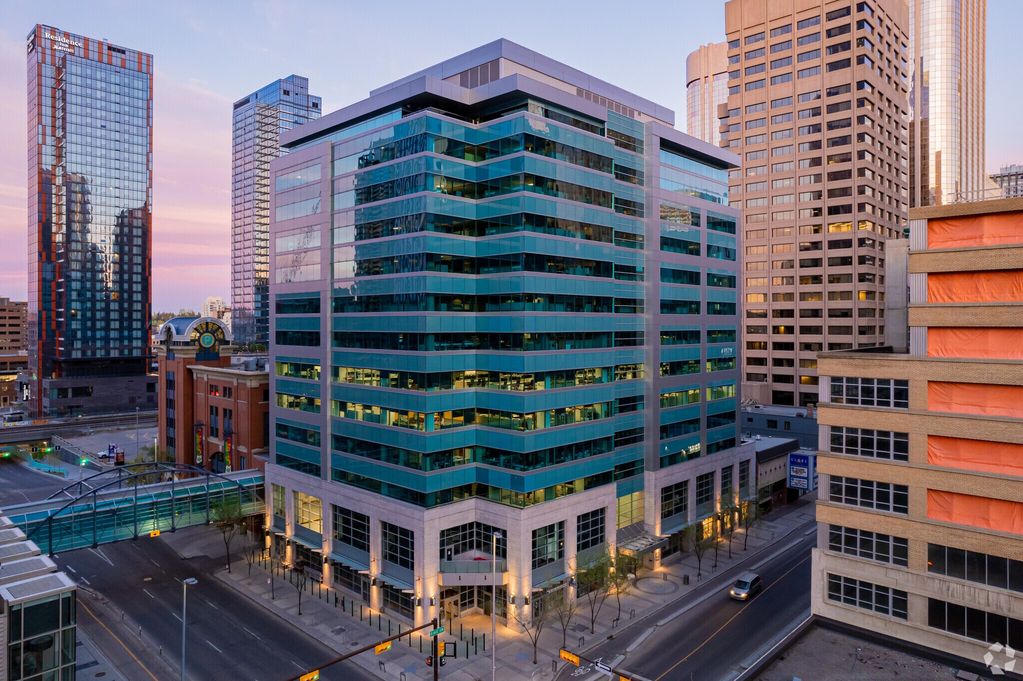 607 8th Ave SW, Calgary, AB à louer Photo de l’immeuble– Image 1 sur 21