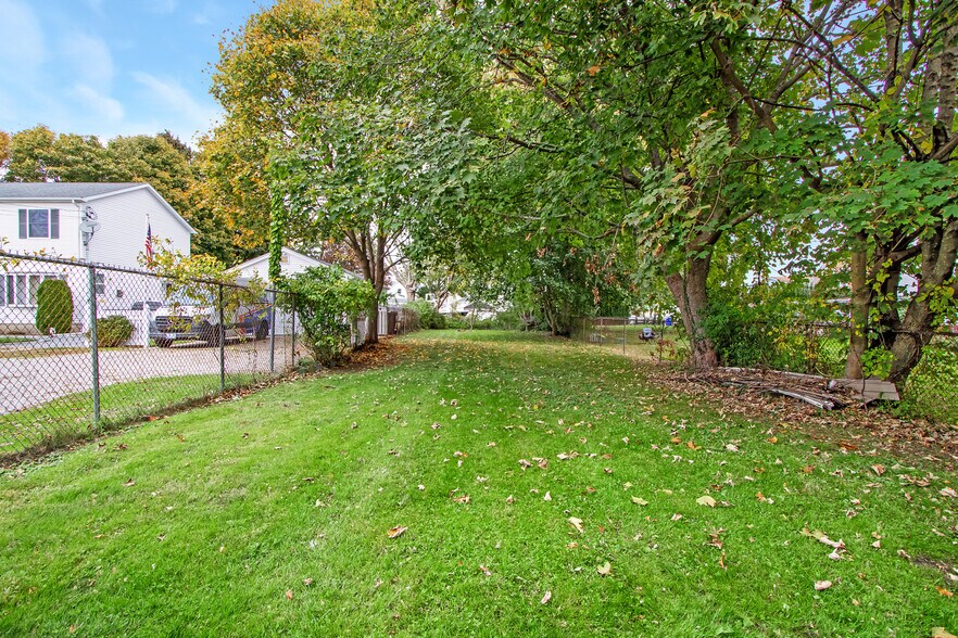 366 Wood St, Bristol, RI à vendre - Photo de l’immeuble – Image 3 sur 10