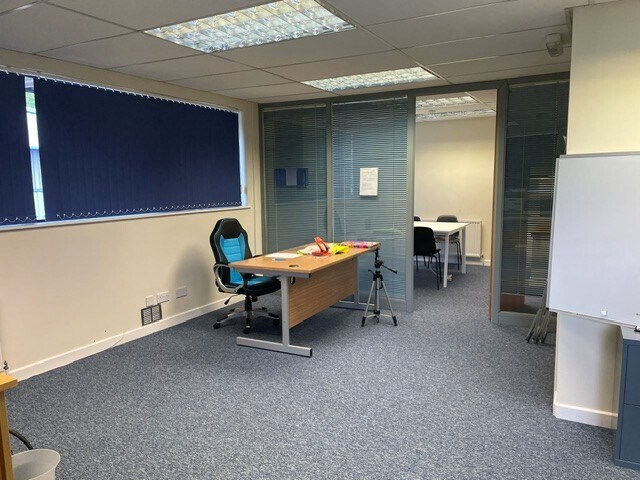 12-14 Vermont Pl, Milton Keynes, BKM MK15 8JA - Lot 13 - - Photo intérieure - Image 1 of 6