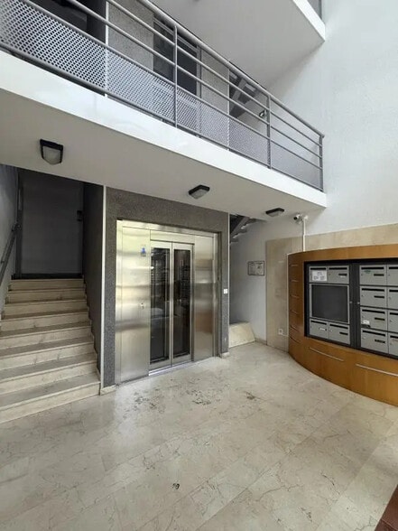 140 Avenue Franklin Roosevelt, Bron à louer - Hall d’entrée – Image 2 sur 7