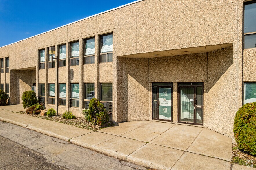 9681-9725 Rue Clément, Montréal, QC à louer - Photo de l’immeuble – Image 3 sur 7