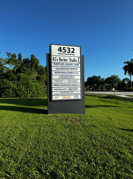 4532 Tamiami Trl E, Naples, FL à louer - Photo de l’immeuble – Image 2 sur 9