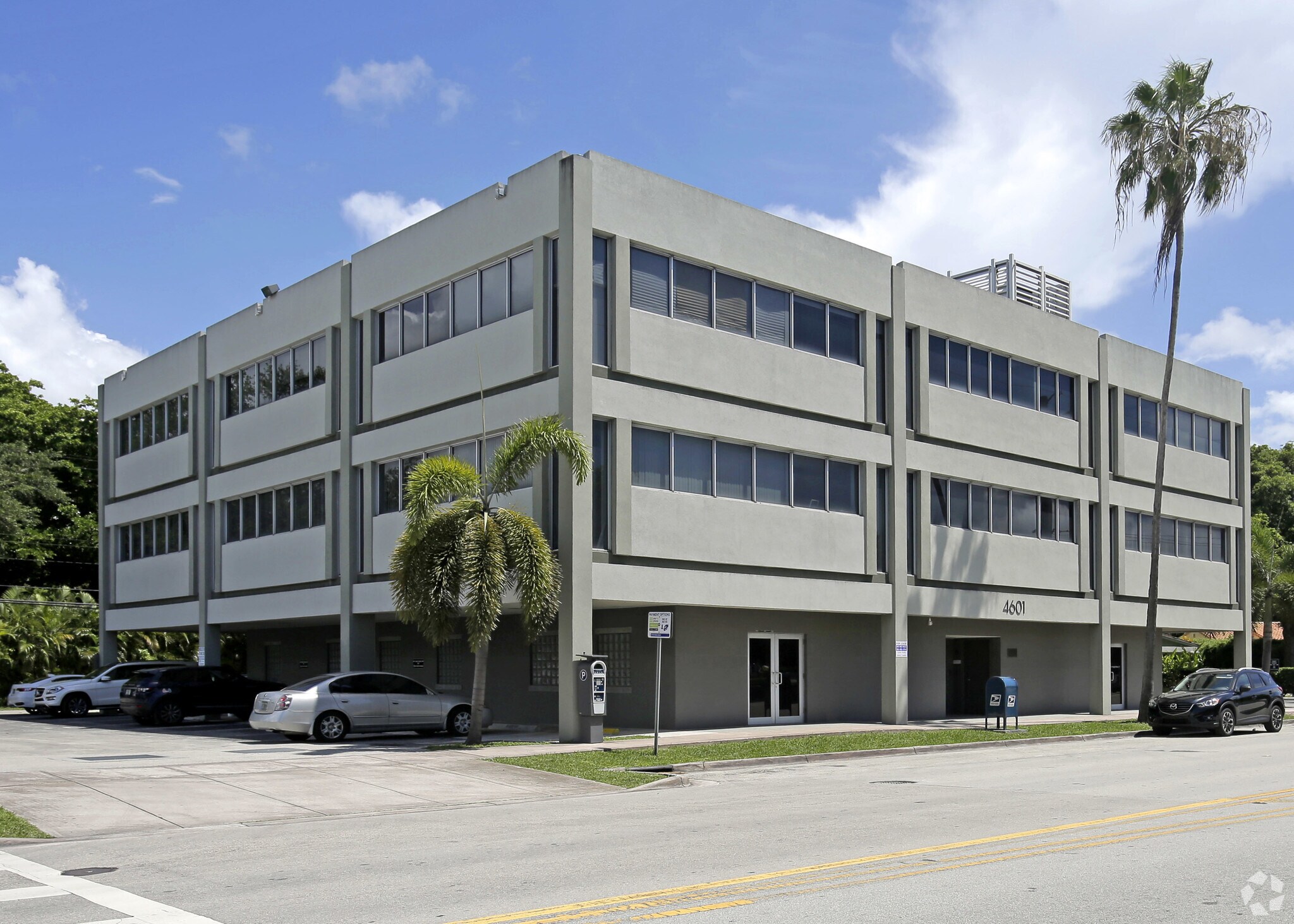 4601 Ponce de Leon Blvd, Coral Gables, FL à louer Photo principale– Image 1 sur 5