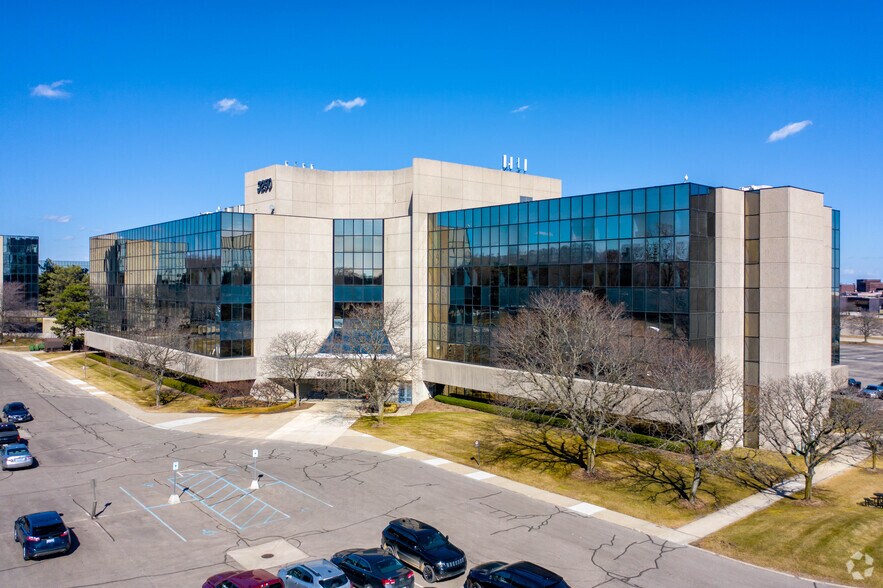 3250 W Big Beaver Rd, Troy, MI à louer - Photo de l’immeuble – Image 2 sur 11