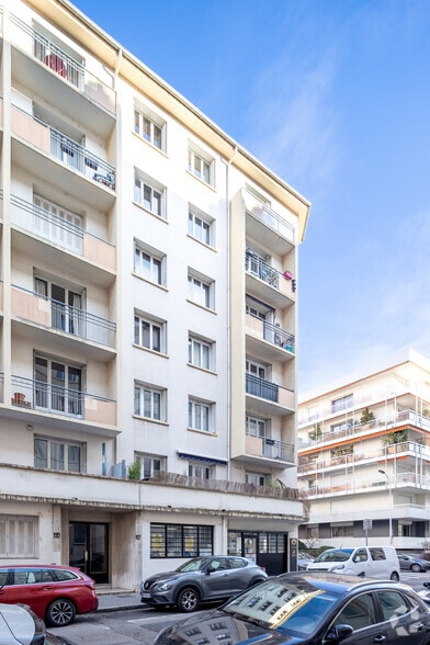Immeuble residentiel dans Lyon à vendre - Photo de l’immeuble – Image 2 sur 4