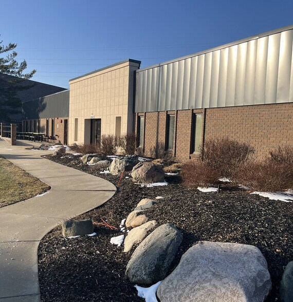 23847 Industrial Park Dr, Farmington Hills, MI à vendre - Photo de l’immeuble – Image 2 sur 10