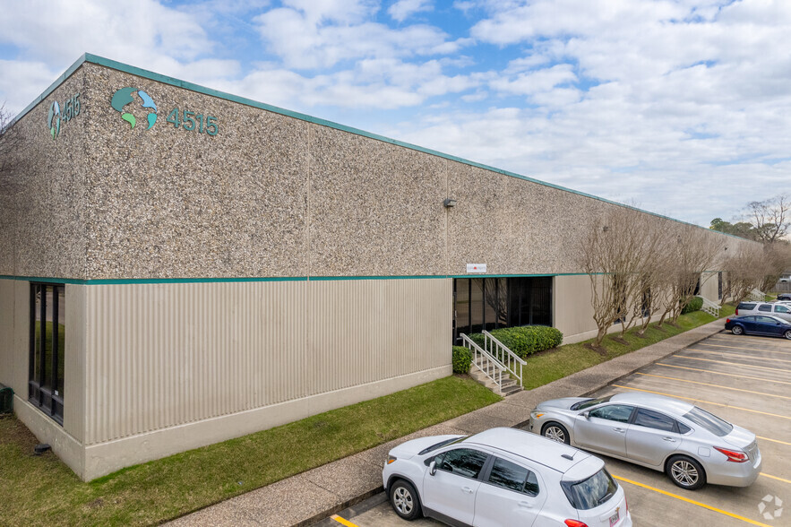 4515 S Pinemont Dr, Houston, TX à louer - Photo de l’immeuble – Image 2 sur 5