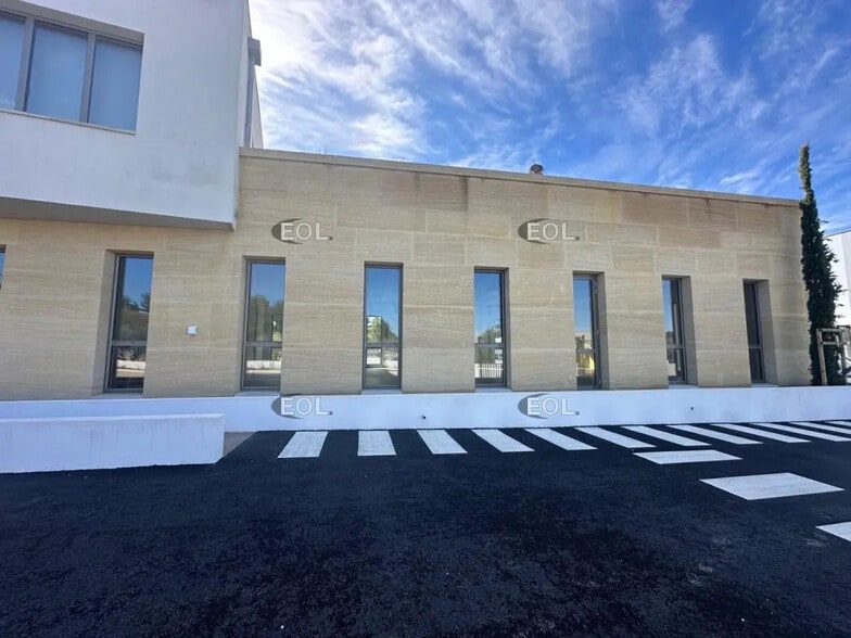 Bureau dans Lançon-Provence à louer - Photo de l’immeuble – Image 2 sur 9