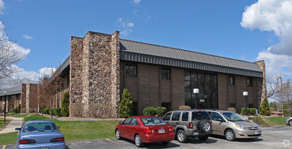 2525 N 124th St, Brookfield, WI à louer - Photo principale – Image 1 sur 4