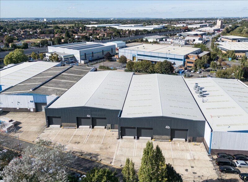 Swallowfield Way, Hayes à louer - Photo de l’immeuble – Image 2 sur 5