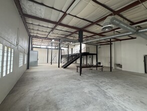 1108 S Flores St, San Antonio, TX à louer Photo intérieure– Image 1 sur 6