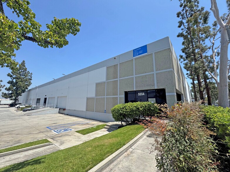 5530-5554 Bandini Blvd, Bell, CA à louer - Photo de l’immeuble – Image 1 sur 14