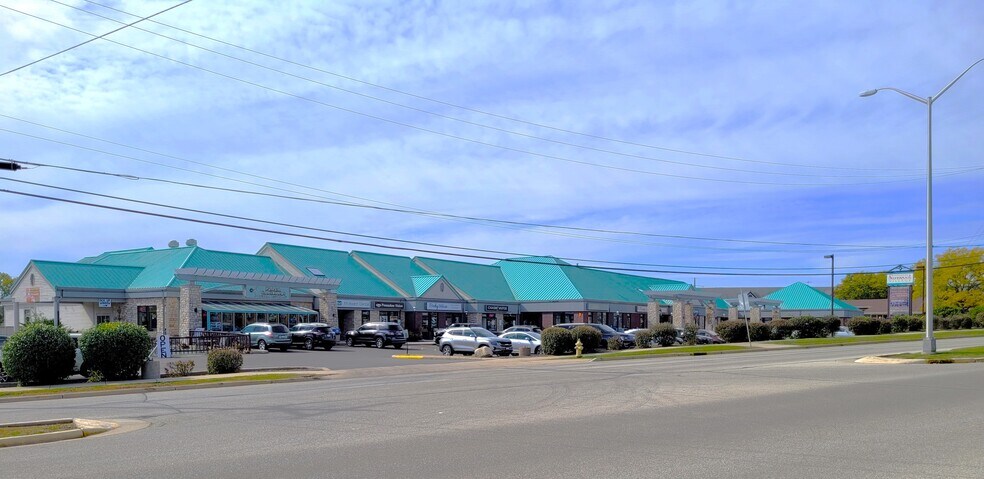 2301-2359 Silvernail Rd, Pewaukee, WI à louer - Photo de l’immeuble – Image 2 sur 10