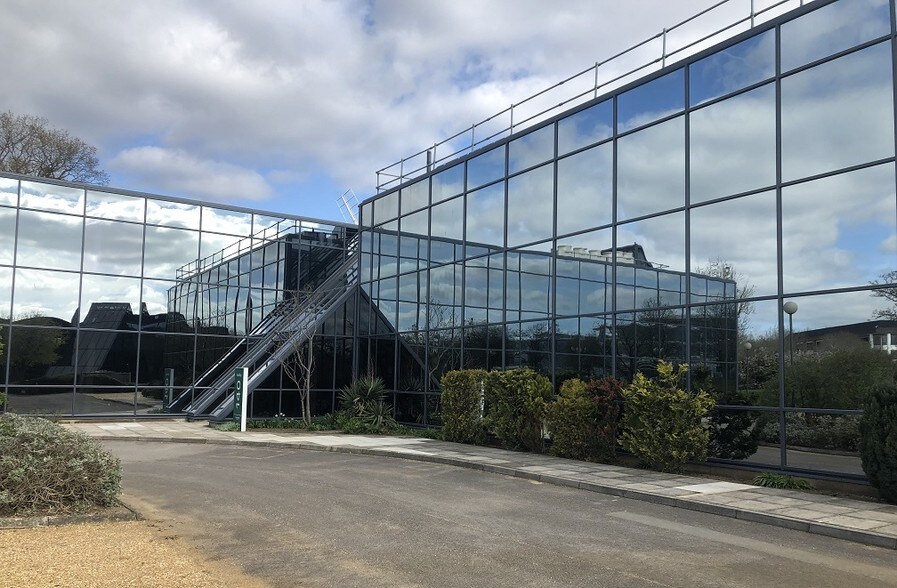 First Ave, Swindon à louer - Photo de l’immeuble – Image 3 sur 4