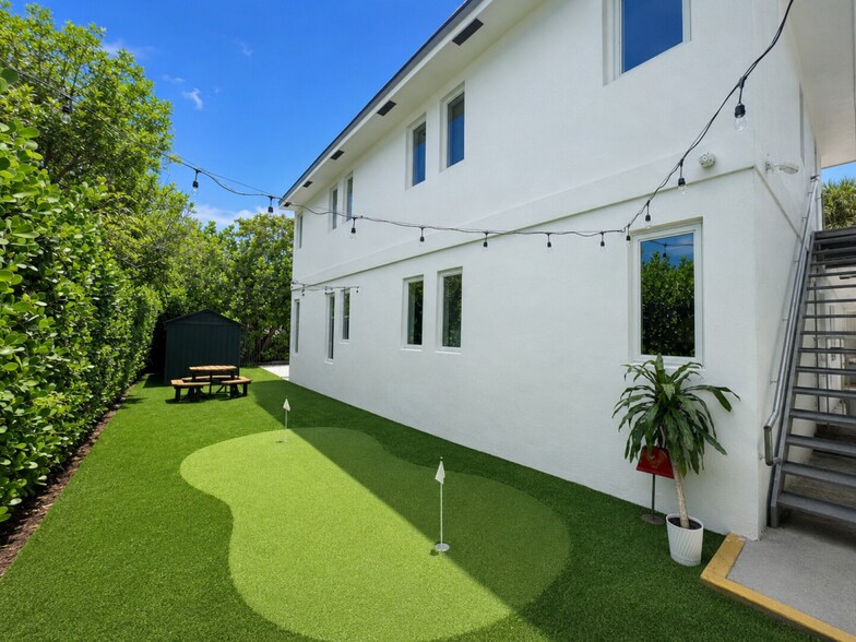 1031 NE 165th Ter, North Miami Beach, FL à vendre - Photo de l’immeuble – Image 2 sur 12