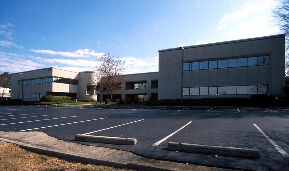 5855 Jimmy Carter Blvd, Norcross, GA à louer - Photo de l’immeuble – Image 2 sur 4