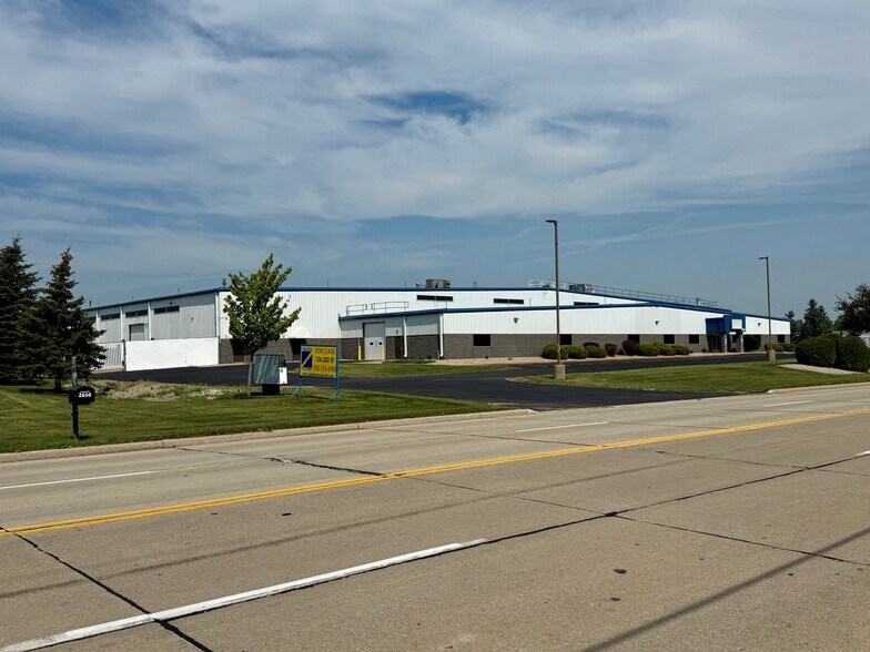2855 S Oakwood Rd, Oshkosh, WI à louer - Photo de l’immeuble – Image 1 sur 13