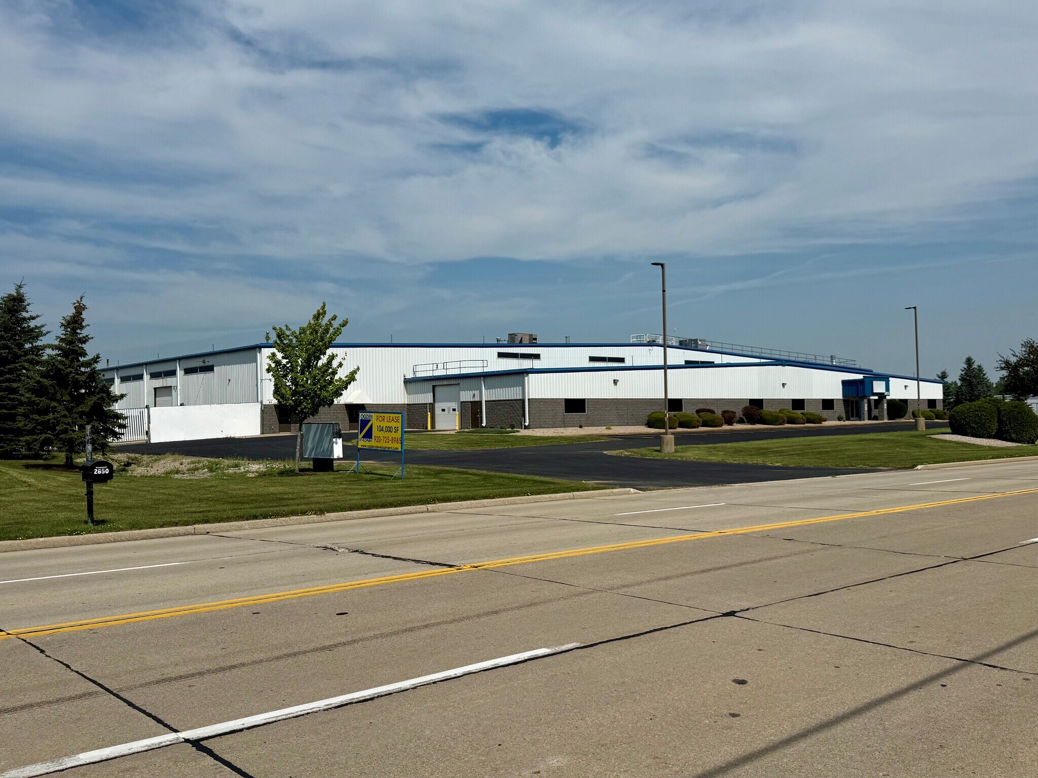 2855 S Oakwood Rd, Oshkosh, WI à louer Photo de l’immeuble– Image 1 sur 14