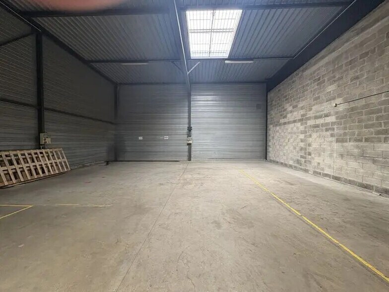 Local d’activités dans Semoy à louer - Photo de l’immeuble – Image 3 sur 6