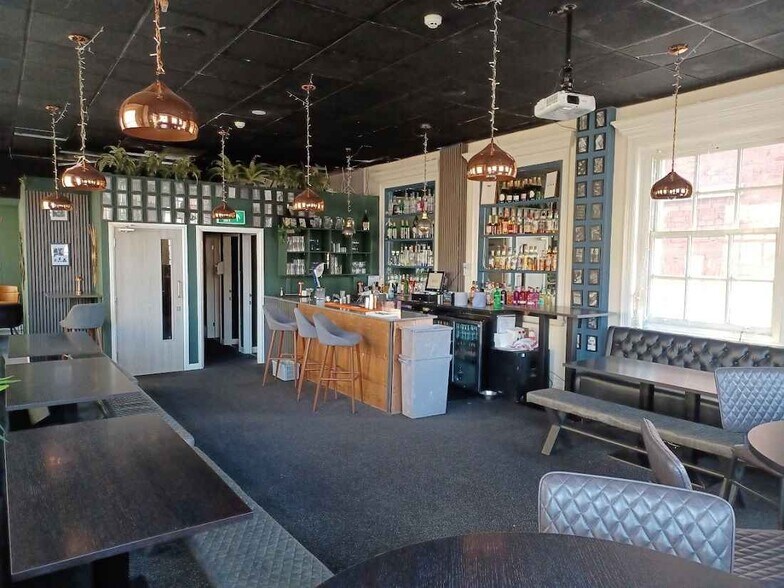 3 The Cross & Chandlery House portefeuille de 2 biens à vendre sur LoopNet.fr - Photo de l’immeuble – Image 3 sur 11