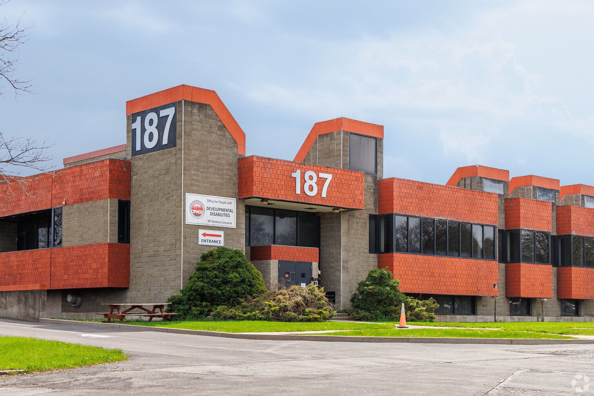 187 N Concourse, North Syracuse, NY à louer Photo principale– Image 1 sur 5