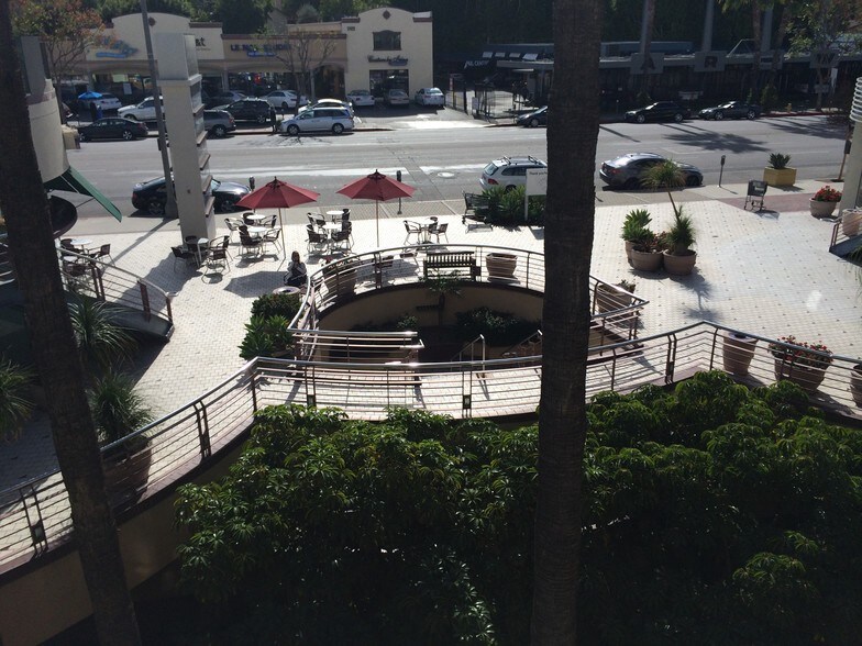 17401-17405 Ventura Blvd, Encino, CA à louer - Photo de l’immeuble – Image 3 sur 25