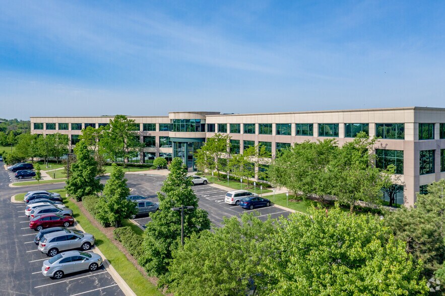 N19W24133 Riverwood Dr, Pewaukee, WI à louer - Photo principale – Image 1 sur 7