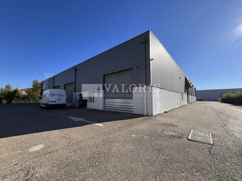 Local d’activités dans Rognac à louer - Photo de l’immeuble – Image 2 sur 8