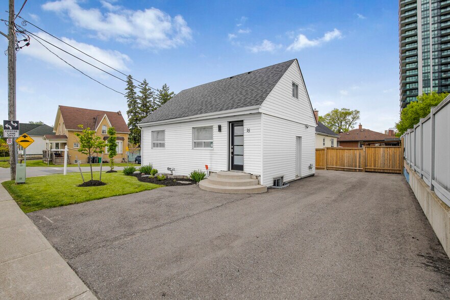 15 Centre St S, Brampton, ON à vendre - Photo de l’immeuble – Image 3 sur 17