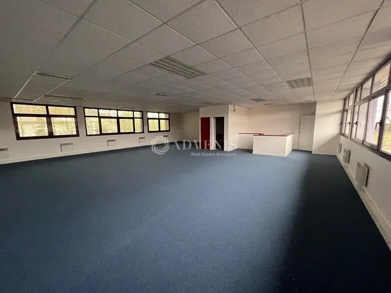 Bureau dans Voisins-le-Bretonneux à louer - Photo de l’immeuble – Image 2 sur 5