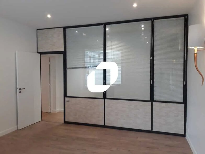 Bureau dans Versailles à vendre - Photo de l’immeuble – Image 2 sur 11