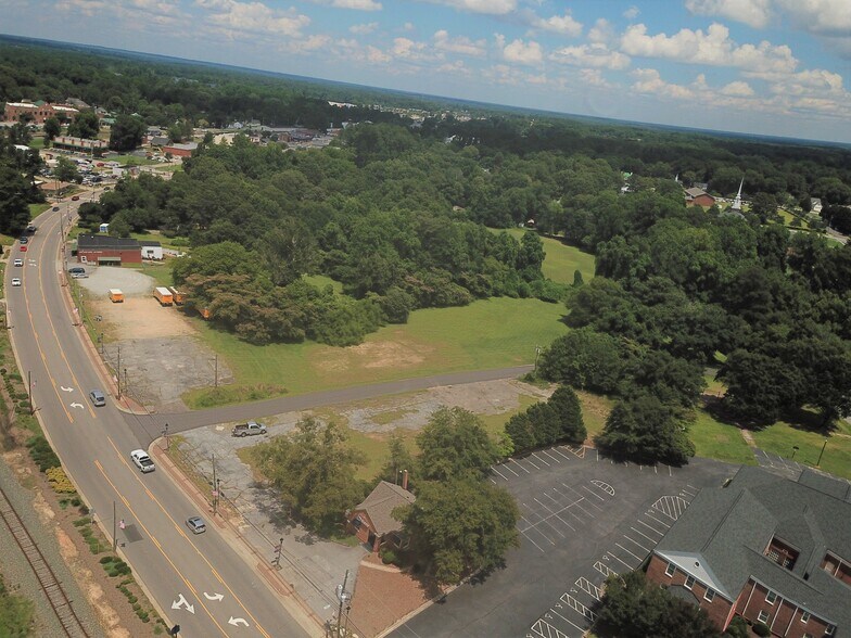 420 N Main St, Fuquay Varina, NC à vendre - Aérien – Image 1 sur 6