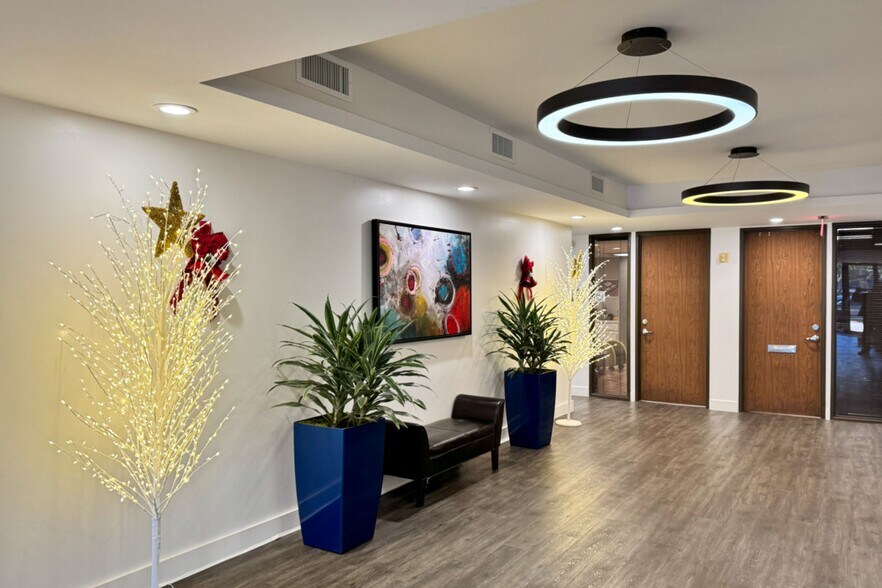 400 Chisholm Pl, Plano, TX à louer - Photo de l’immeuble – Image 3 sur 13