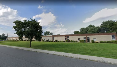 7 Melanie Ln, East Hanover, NJ à louer Photo de l’immeuble– Image 1 sur 5
