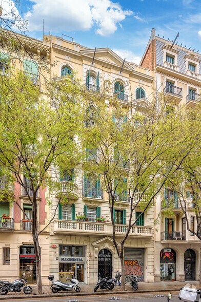 Immeuble residentiel dans Barcelone, Barcelona à vendre - Photo principale – Image 1 sur 1