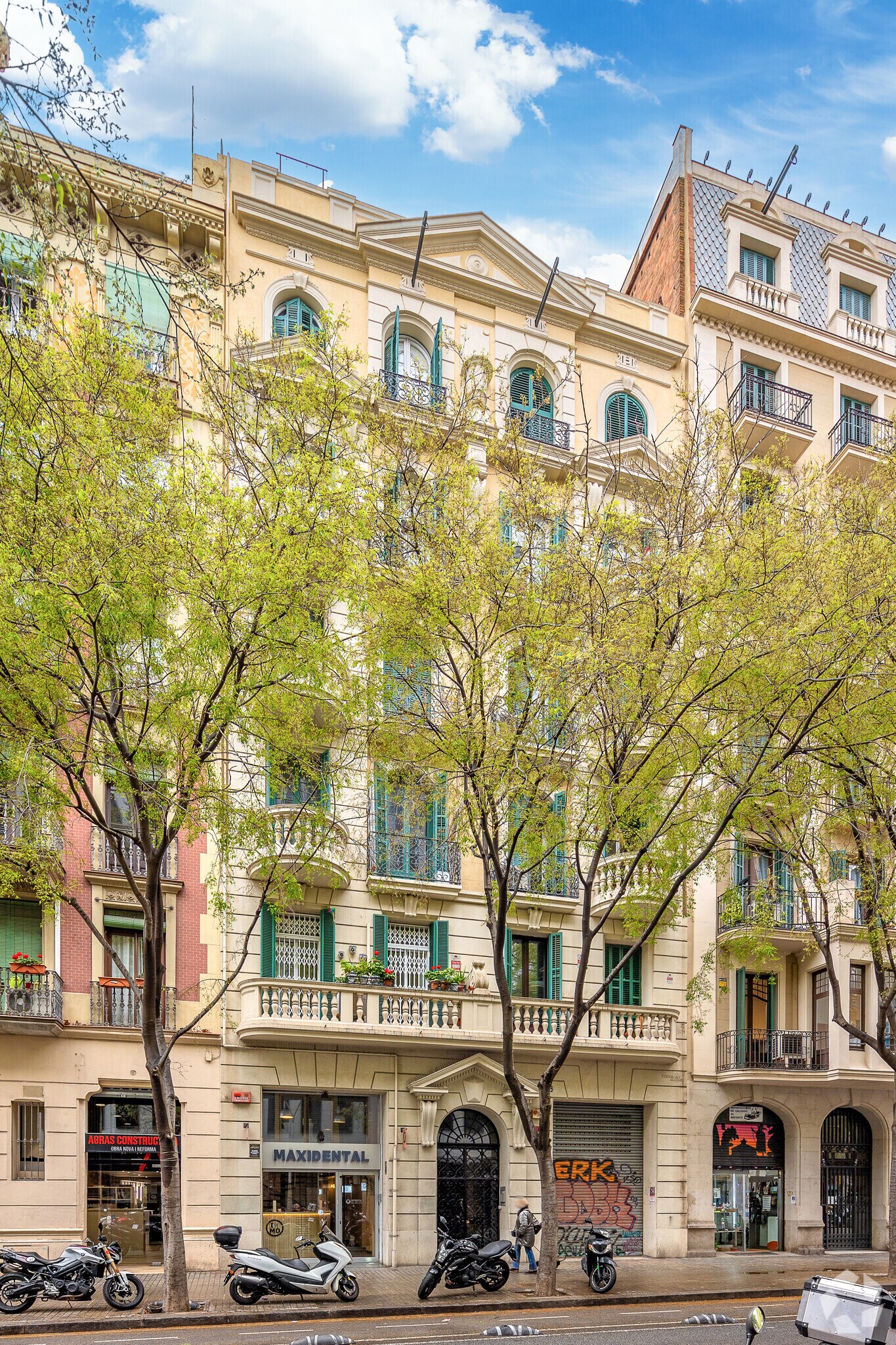 Immeuble residentiel dans Barcelone, Barcelona à vendre Photo principale– Image 1 sur 2