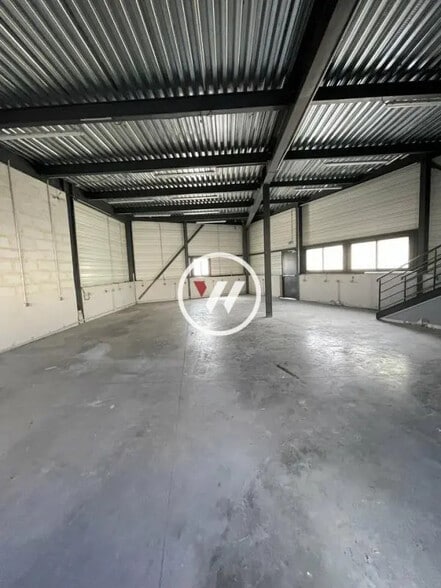 Local d’activités dans Roquefort-la-Bédoule à louer - Photo de l’immeuble – Image 3 sur 5