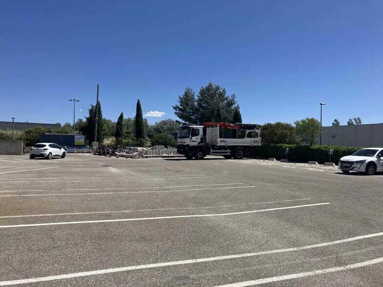 Local d’activités dans Aix-en-Provence à louer - Photo de l’immeuble – Image 3 sur 3