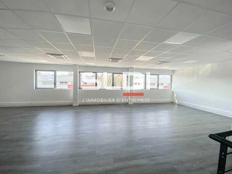 Local d’activités dans Saint-Priest à louer - Photo intérieure – Image 3 sur 12