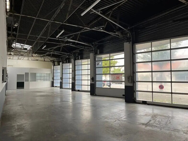 Bureau dans Vénissieux à louer - Photo de l’immeuble – Image 1 sur 7