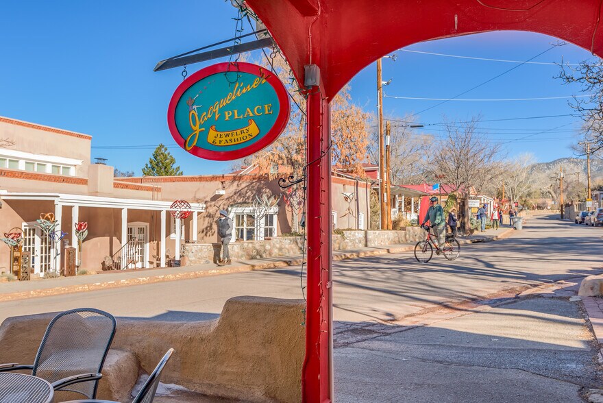 233 Canyon Rd, Santa Fe, NM à vendre - Photo de l’immeuble – Image 3 sur 36